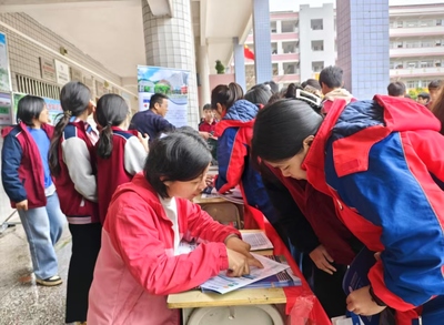 江門商貿職業技術學院在五華縣棉洋中學春招咨詢會成功舉辦